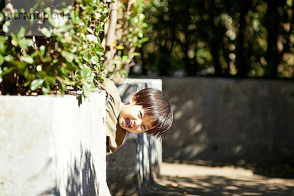 Japanisches Kind spielt im Park
