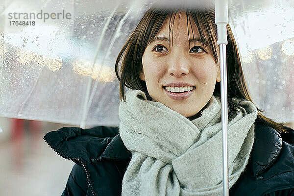 Porträt einer jungen Japanerin im Schnee