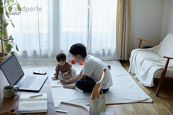 Japaner arbeitet von zu Hause aus mit Kind