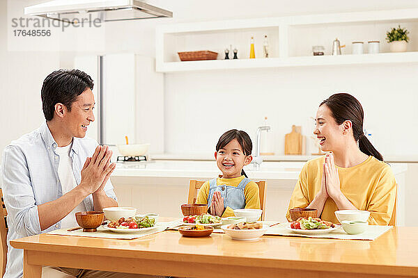 Japanische Familie isst zusammen