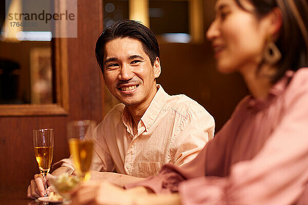 Japanisches Paar bei einem Drink an einer Bartheke