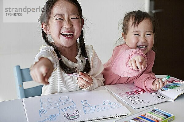 Japanische Kinder spielen zu Hause