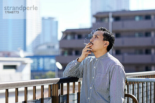 Japaner raucht draußen