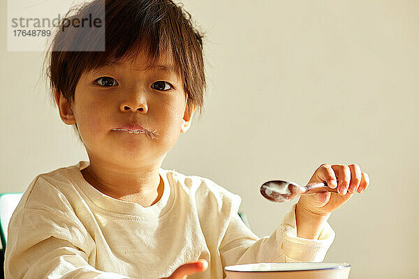 Japanisches Kind beim Essen