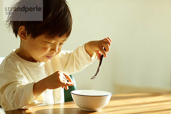 Japanisches Kind beim Essen