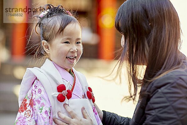 Japanische Kinder feiern Shichigosan im Tempel