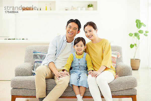 Japanische Familie zusammen zu Hause