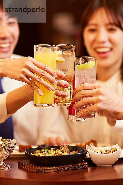 Japanische Geschäftsleute trinken und speisen in einer Bar