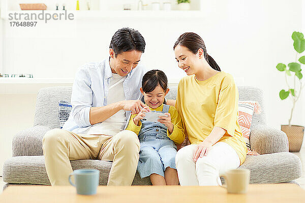 Japanische Familie zusammen zu Hause