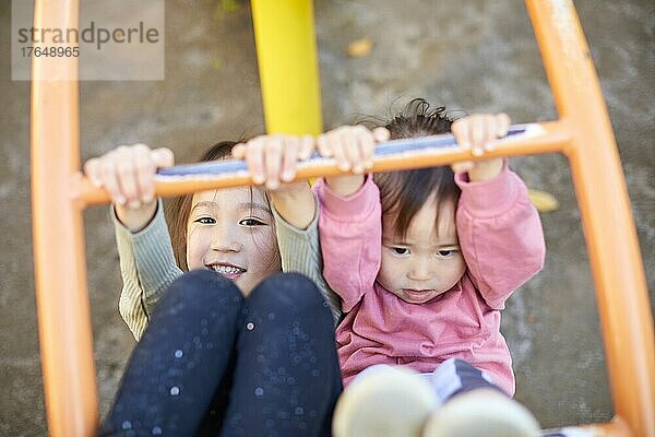 Japanische Kinder spielen im Park