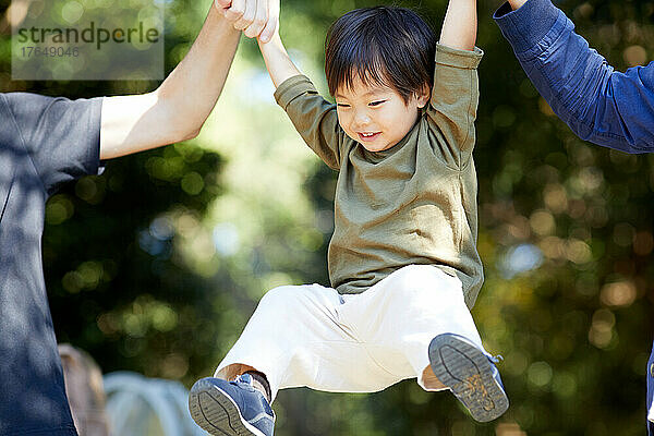 Japanisches Kind spielt im Park