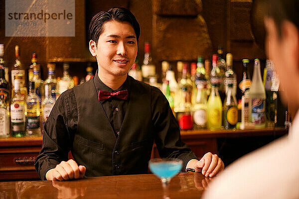 Japanischer Barkeeper serviert einen Drink