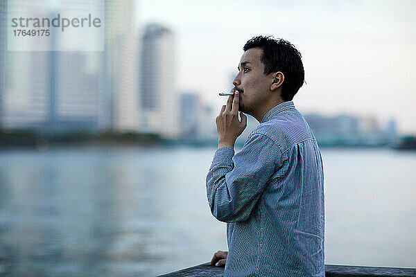 Japaner raucht draußen