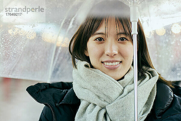 Porträt einer jungen Japanerin im Schnee
