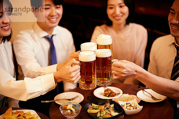 Japanische Geschäftsleute trinken und speisen in einer Bar