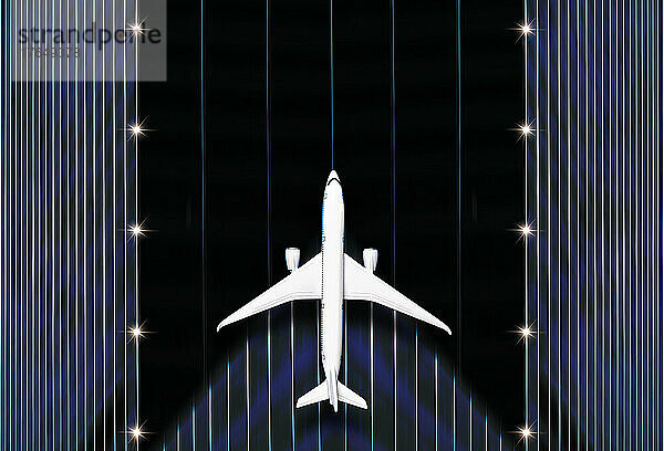 Draufsicht auf ein Flugzeug auf der Landebahn  digitales Komposit