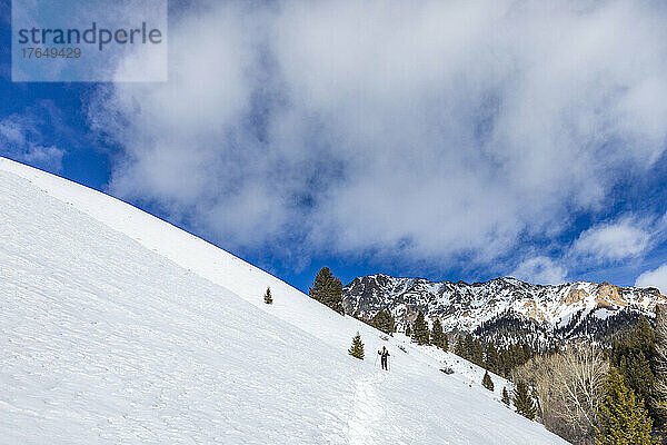 USA  Idaho  Ketchum  Seniorin beim Schneeschuhwandern in der Nähe von Sun Valley an einem sonnigen Wintertag