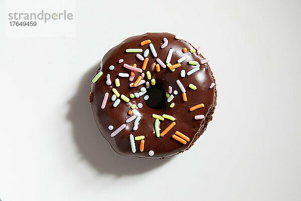 Draufsicht auf Donut mit Schokoladenglasur und Streuseln