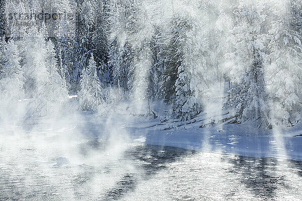 Vereinigte Staaten  Idaho  Stanley  Nebel steigt im Winter vom Salmon River in der Nähe von Sun Valley auf