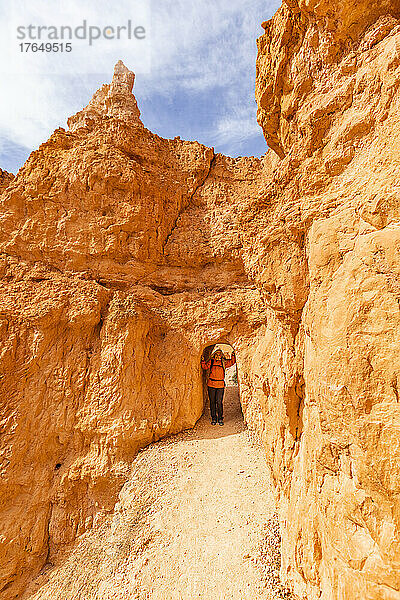 Vereinigte Staaten  Utah  Bryce-Canyon-Nationalpark  ältere Wanderin an einer Felsformation im Bryce-Canyon-Nationalpark