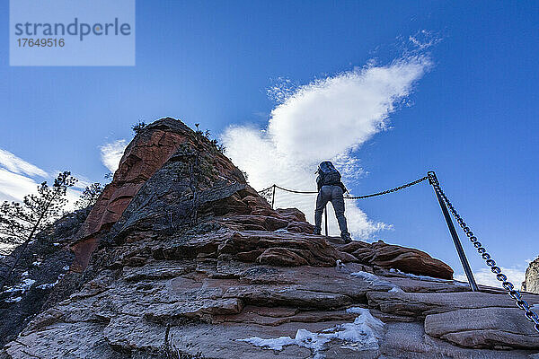 Vereinigte Staaten  Utah  Zion-Nationalpark  Low-Angle-Ansicht einer älteren Frau beim Wandern auf dem Angels Landing Trail im Zion-Nationalpark in Utah