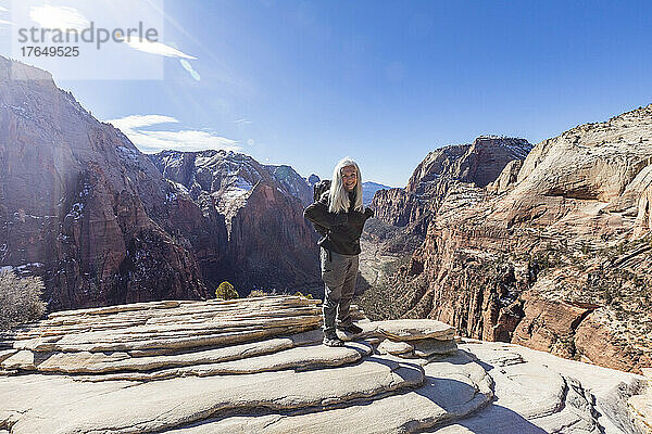 Vereinigte Staaten  Utah  Zion-Nationalpark  Porträt einer älteren Wanderin auf dem Angels Landing Trail im Zion-Nationalpark  Utah