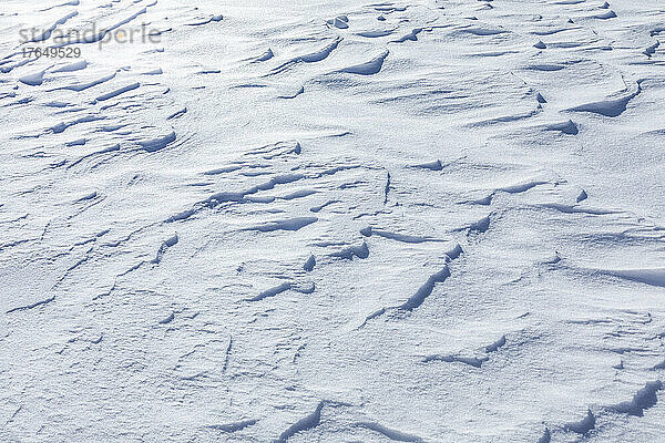 Schneeverwehungen in der Nähe von Sun Valley an einem sonnigen Wintertag