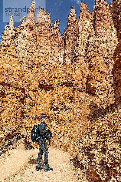 Vereinigte Staaten  Utah  Bryce-Canyon-Nationalpark  Senior-Wanderer mit Rucksack erkundet den Bryce-Canyon-Nationalpark