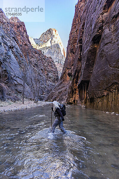 Vereinigte Staaten  Utah  Zion-Nationalpark  Ältere Wanderin watet durch die Narrows des Virgin River im Zion-Nationalpark