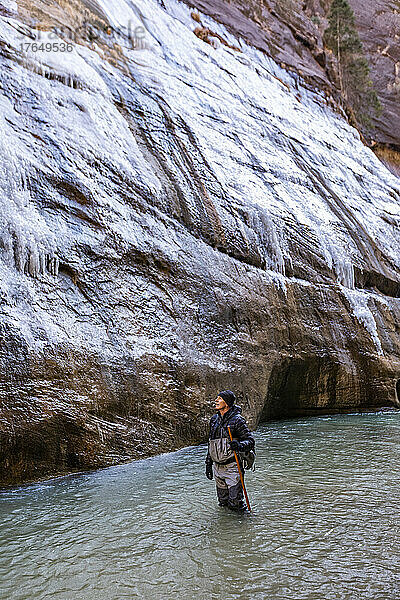 USA  Utah  Zion-Nationalpark  Senior-Wanderer watet im Winter durch die Narrows of Virgin River im Zion-Nationalpark