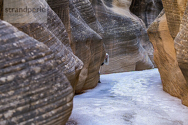 USA  Utah  Escalante  ältere Wanderin erkundet im Winter den Slot Canyon im Grand Staircase Escalante National Monument