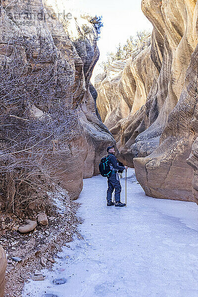 Vereinigte Staaten  Utah  Escalante  Senior-Wanderer erkundet im Winter den Slot Canyon im Grand Staircase Escalante National Monument