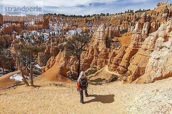 Vereinigte Staaten  Utah  Bryce-Canyon-Nationalpark  Rückansicht einer älteren Wanderin  die die Aussicht im Bryce-Canyon-Nationalpark betrachtet