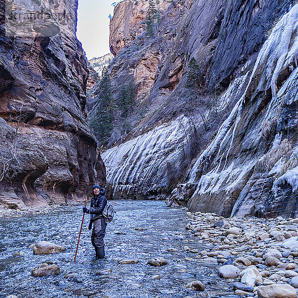 USA  Utah  Zion-Nationalpark  Senior-Wanderer watet durch die Narrows des Virgin River im Zion-Nationalpark