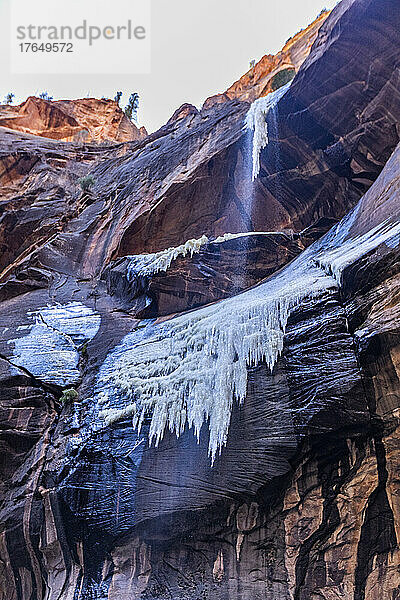USA  Utah  Zion-Nationalpark  Eisformationen auf Felsen im Abschnitt Virgin River Narrows des Zion-Nationalparks im Winter