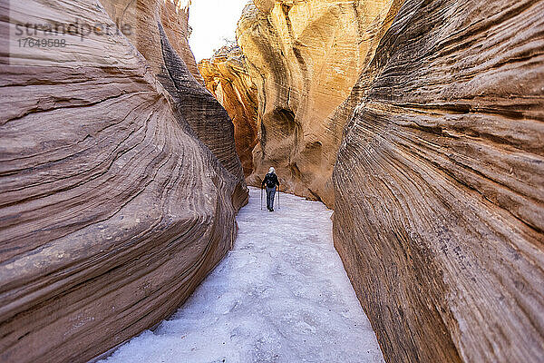 Vereinigte Staaten  Utah  Escalante  ältere Wanderin erkundet im Winter den Slot Canyon im Grand Staircase Escalante National Monument