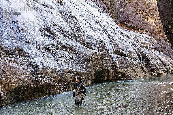 USA  Utah  Zion-Nationalpark  Senior-Wanderer watet im Winter durch die Narrows of Virgin River im Zion-Nationalpark