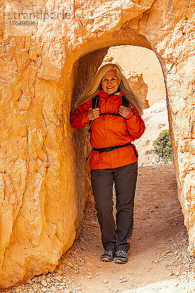 Vereinigte Staaten  Utah  Bryce-Canyon-Nationalpark  Porträt einer älteren Wanderin an einer Felsformation im Bryce-Canyon-Nationalpark