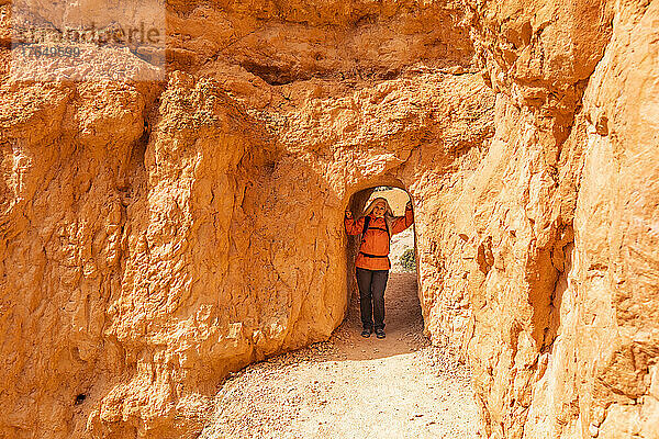 Vereinigte Staaten  Utah  Bryce-Canyon-Nationalpark  ältere Wanderin an einer Felsformation im Bryce-Canyon-Nationalpark