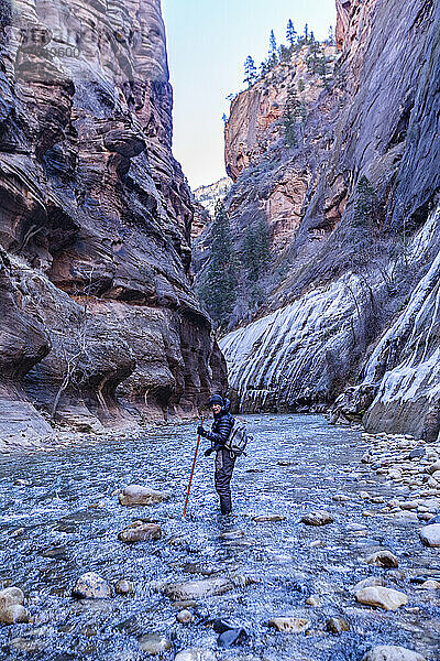 USA  Utah  Zion-Nationalpark  Senior-Wanderer watet durch die Narrows des Virgin River im Zion-Nationalpark