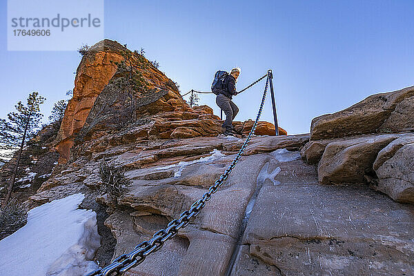 Vereinigte Staaten  Utah  Zion-Nationalpark  Low-Angle-Ansicht einer älteren Wanderin auf dem Angels Landing Trail im Zion-Nationalpark