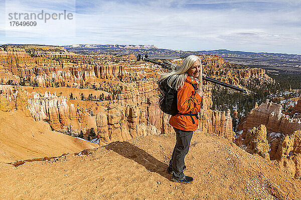 USA  Utah  Bryce-Canyon-Nationalpark  ältere Wanderin mit Rucksack und Stativ im Bryce-Canyon-Nationalpark