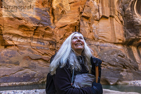 USA  Utah  Zion-Nationalpark  lächelnde ältere Wanderin an den Narrows of Virgin River im Zion-Nationalpark