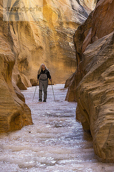 USA  Utah  Escalante  ältere Wanderin erkundet im Winter den Slot Canyon im Grand Staircase Escalante National Monument