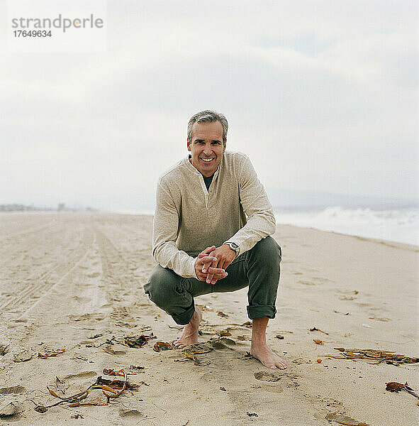 Porträt eines Mannes  der sich am Strand entspannt