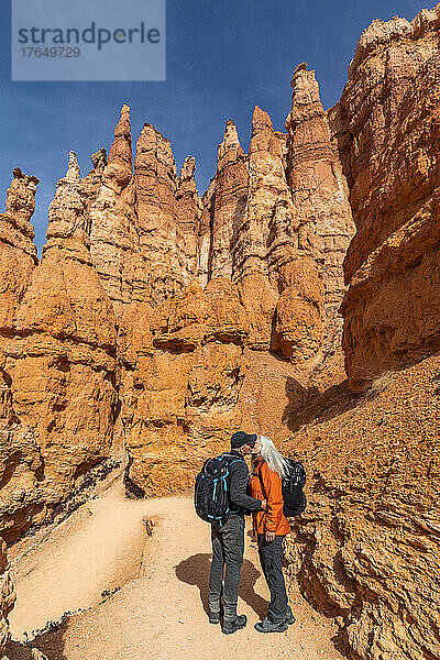 Vereinigte Staaten  Utah  Bryce-Canyon-Nationalpark  älteres Wanderpaar küsst sich beim Erkunden des Bryce-Canyon-Nationalparks