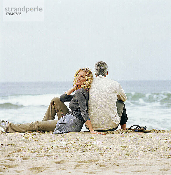 Paar entspannt am Strand