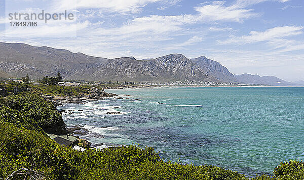 Südafrika  Hermanus  malerischer Blick auf die Küste und die Berge