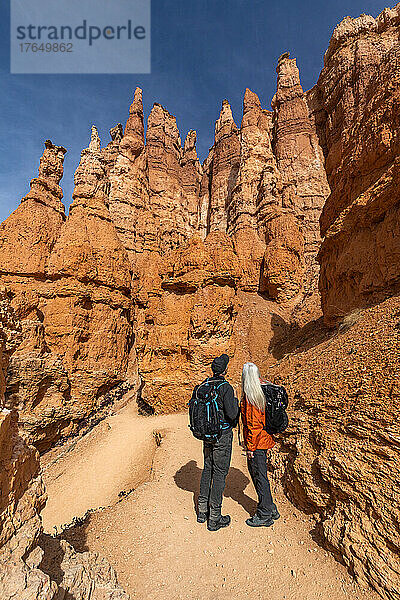 Vereinigte Staaten  Utah  Bryce-Canyon-Nationalpark  älteres Wanderpaar erkundet den Bryce-Canyon-Nationalpark