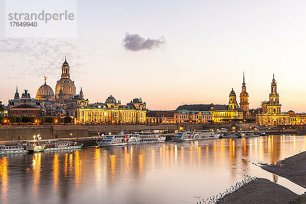 Deutschland  Sachsen  Dresden  Elbe bei Sonnenuntergang mit festgemachten Ausflugsbooten und der Hochschule für Bildende Künste Dresden im Hintergrund